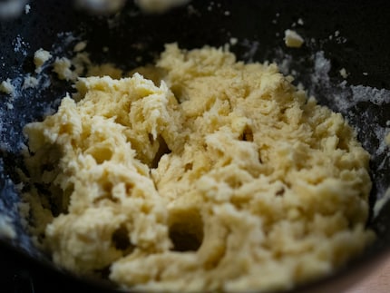 Knete die Masse so lange, bis sie luftig ist.