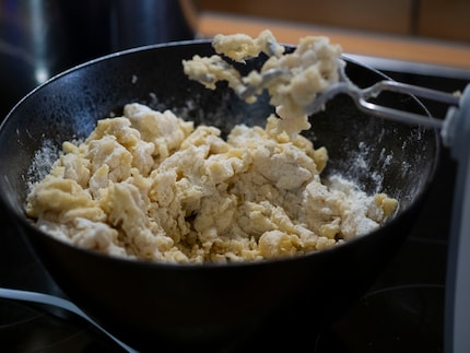 Im Teig sollten keine Mehlklumpen mehr sichtbar sein.