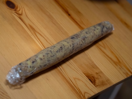 Die Teigwurst muss für zwei Stunden im Kühlschrank ruhen.