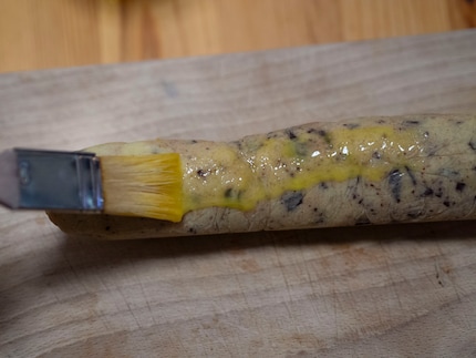 Danach kannst du sie wahlweise mit Eigelb bepinseln und mit etwas Zucker bestreuen. Das gibt dem Keks einen goldbraunen, karameligen Rand.