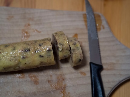 Die Wurstrugel legst du mit genügend Abstand zueinander auf ein Blech.