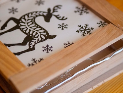 Auch hier hält der Holzleim hin. Die Vorderseite leime ich als letztes auf den Rahmen.