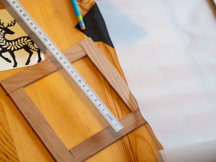 Die Transparentfolie sollte leicht über den Rand ragen. 