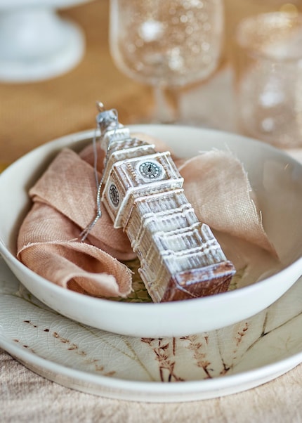 Kombiniert mit einer Stoffserviette oder einem Tannenzweig wird aus dem Baumschmuck eine eindrucksvolle Weihnachtsdeko.