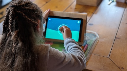 Edurino-Figur aufs Tablet halten, und schon geht’s los.