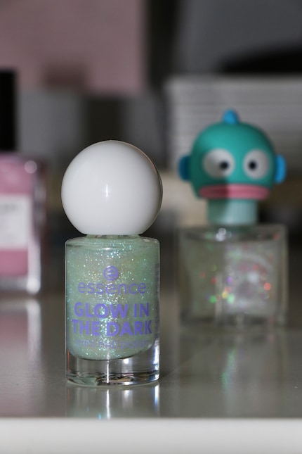 Sind bei mir Einsatz: Pure Pearlfection von Essie, Glow In The Dark Mini Nail Polish von Essence und ein Souvenir aus Japan – der Pailletten-Lack mit der Hangyodon-Verschlusskappe (ein Fisch-Charakter aus dem Sanrio-Kosmos).