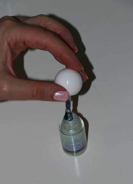 Die Kombi: Als Basis habe ich ein helles Rosa verwendet und darüber Essence' Glow In The Dark Mini Nail Polish aufgetragen. Der leuchtet in der Nacht sogar, wenn auch nur sehr schüchtern.