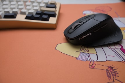 Immerhin beim Ladeport macht es Cherry richtig: Der ist vorne.