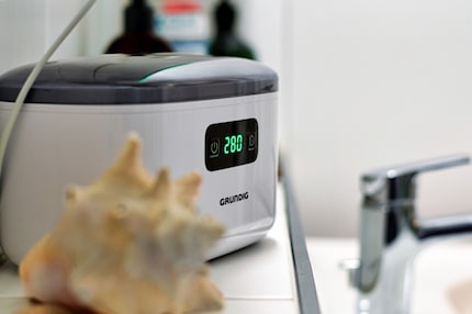 De ultrasone reiniger heeft in ons huishouden een vaste plek in de badkamer.