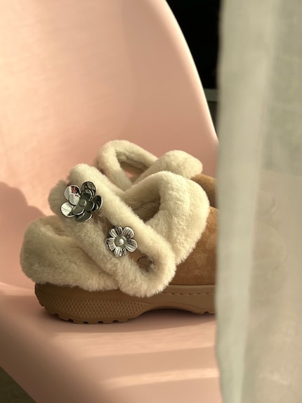 Jibbitz können am Fersenriemen angebracht werden.