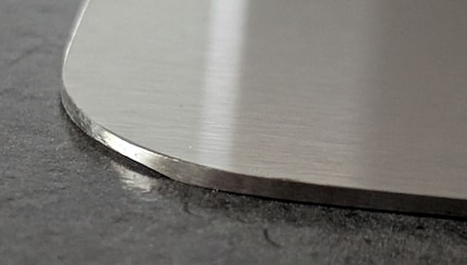 Dank des Gewichts liegt das Brett wie ein, nun ja, Brett auf der Arbeitsplatte.