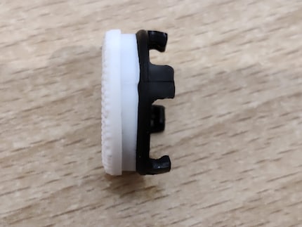 Seitenansicht der «Clutch Sports»: Die Halteklammern sorgen für festen Sitz auf dem Analogstick.