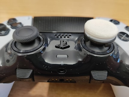 Der Clutch-Sports-Aufsatz erhöht den Thumbstick um rund 0,5 Zentimeter – von etwa 1 auf 1,5 Zentimeter.