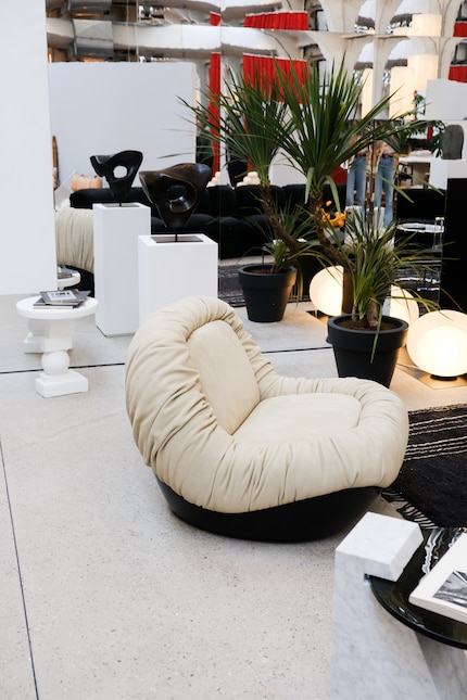 Mohd beschreibt die Installation als eine Reise durch die Sprachen des Wohnens – ein Dialog zwischen Epochen und Einflüssen.