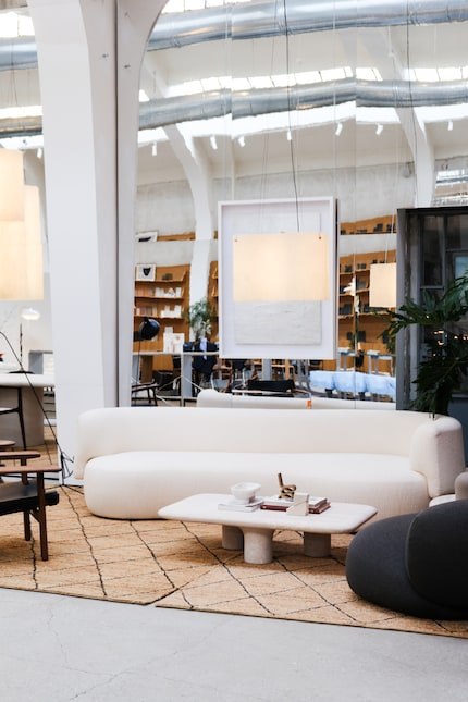 … in ihrer diesjährigen Ausstellung an der Mailänder Designwoche waren weisse Sofas und Betten überall.