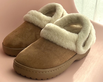Der «Classic Unfurgettable Vegan Suede Clog» von Crocs in der Farbe «Sepia».