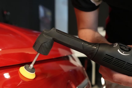 Auch mit der Rupes Ibrid Nano2 bist du nicht von der Steckdose abhängig.