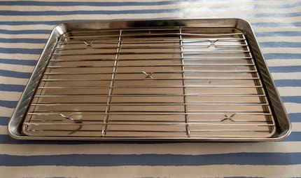Hilft beim Abtropfen und Präsentieren: Ein Blech mit passendem Gitter.
