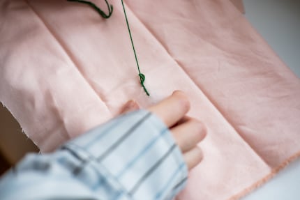 Nur noch ein bisschen fester ziehen und schon ist die Stickerei sicher verknotet.