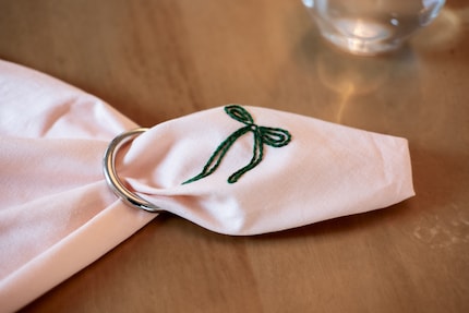 Bestickte Stoffservietten sind ein prima Geschenk für Leute, die gerne Gäste empfangen.