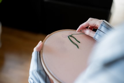 Die Schleife wird hier mit dem sogenannten Split Stitch gestickt.