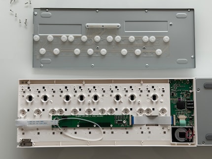 So sieht es hinter dem Blechdeckel aus.