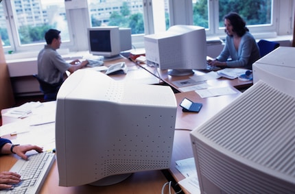 Ein Büro der Swissair, 1999. So ähnlich sah das auch bei uns auf der Bank aus. Ausser, dass bei uns niemand vor einem schwarzen Bildschirm tippte und so tat, als würde er arbeiten.