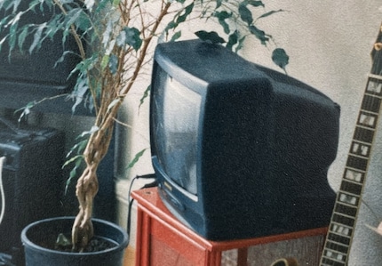 Weil er so schön ist, zeige ich ihn gern noch einmal: Meinen Curved-Fernseher.