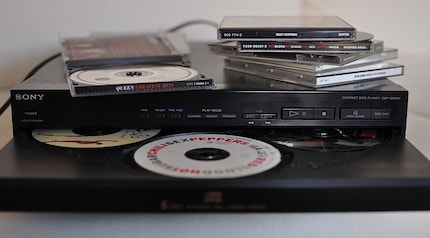 Der CD-Player schluckte fünf CDs gleichzeitig. Eat this.