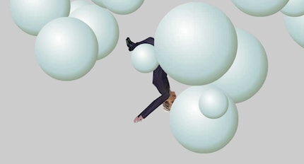 Die langfristige Essenz des Internets: Bush fällt vom Himmel und schlägt sich an Kugeln den Kopf an.