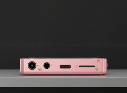An der Seite zu finden: zwei Kopfhörer-Ausgänge, USB-C und Speicherkartenslot.