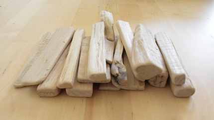 Darauf kommt Schwemmholz als Feuchtigkeitsauffänger.