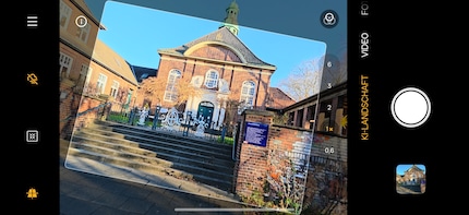 Im KI-Modus wählt die Kamera den Bildausschnitt aus.