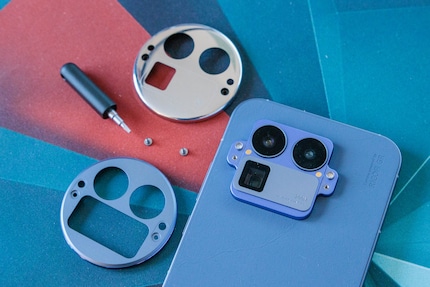 Zwei Schrauben lösen und die Kameraabdeckung lässt sich wechseln.