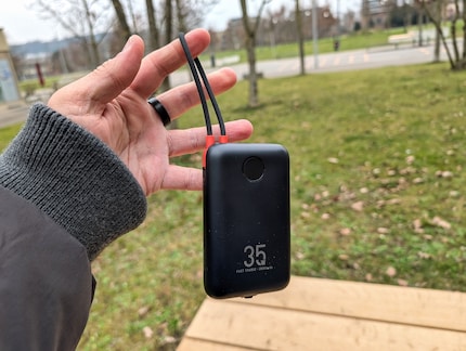 Das USB-C-Kabel der Veger W2068 dient auch gleich als Handschlaufe.