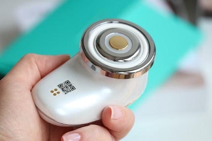 ... ein Abschminktuch über die runde Auflagefläche spannen.