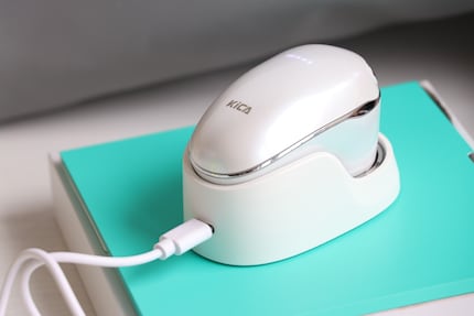 Das Gerät kommt mit einer kompakten Ladestation.