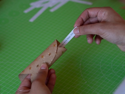 ... und dann legst du den Zettel in die Rolle.