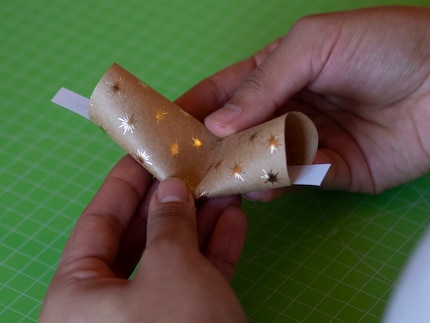 Knicke die Rolle in der Hälfte.