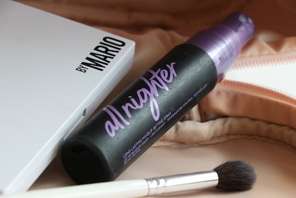 Nati schwört auf das Setting-Spray von Urban Decay. Vielleicht besorge ich mir das auch mal.