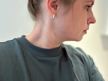 Schon beim Swatch am Hals erkennst du, wie gut der Farbton matcht.