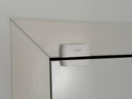 Der eine Teil des Kontaktsensors ist am Türrahmen, der andere auf dem Türblatt. Öffnet sich die Tür, werden sie voneinander getrennt und ich werde benachrichtigt.