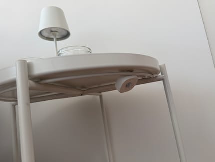 Dank magnetischer Halterung kann ich den Bewegungssensor unten an einem Metalltischchen im Wohnzimmer gut getarnt platzieren.