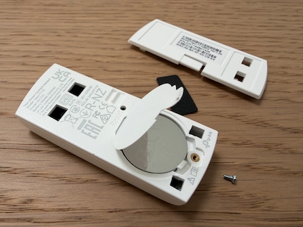 Im Kontaktsensor werkelt eine Knopfzelle vom Typ CR2450; sie hält laut Tapo bis zu zwei Jahre.