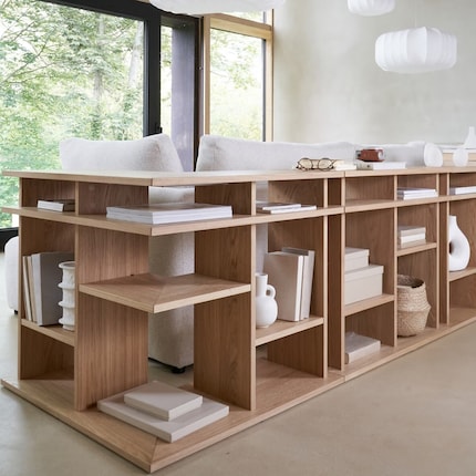 Dank seiner Form umarmt dieses Designstück die Rückseite.