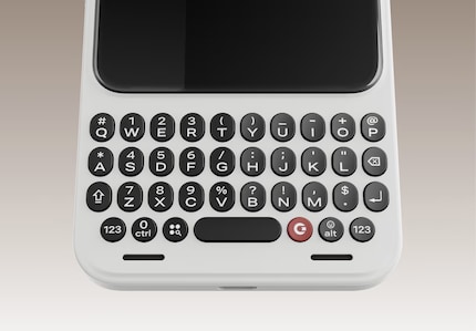Eine QWERTY-Tastatur unter dem Touchscreen.