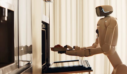 Cloid met un croissant à cuire dans le four.