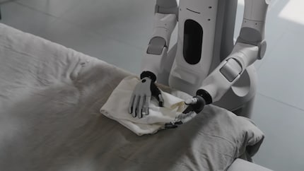 Même dans la vidéo promotionnelle, le robot ne parvient pas à plier joliment un pull. 