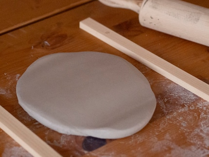 ... und ausrollen fühlt sich etwas anders als beim Steinzeug an, aber mit der Zeit bekomme ich ein Gefühl dafür.