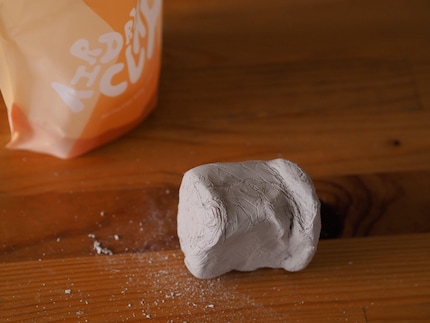 Mit blossem Auge ist der lufttrocknende Ton nicht vom gewöhnlichen zu unterscheiden.